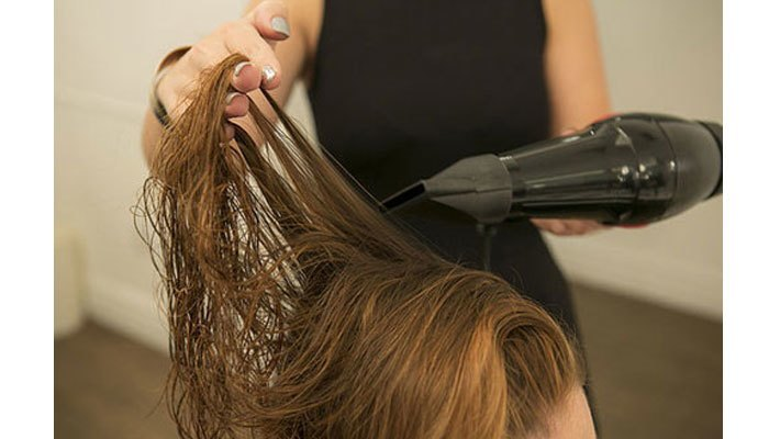 Sau khi gội đầu, ta cần sấy tóc để làm khô tóc