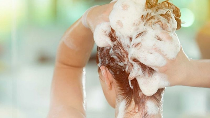 Sử dụng các loại dầu gội dưỡng ẩm giúp cân bằng độ ẩm