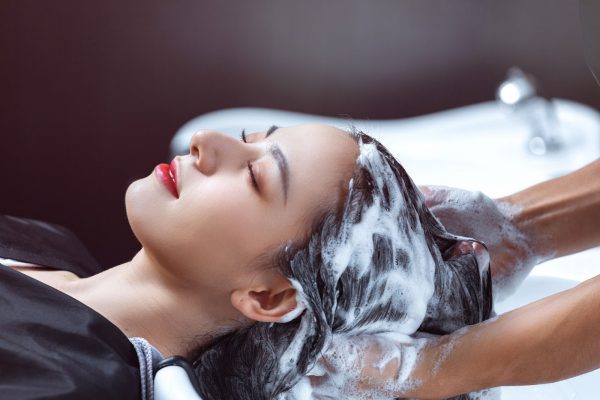 Gội đầu đều đặn để giữ tóc luôn sạch