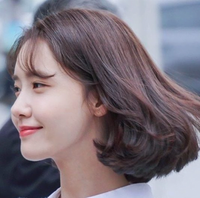 Kiểu tóc ngắn kết hợp với mái dày.