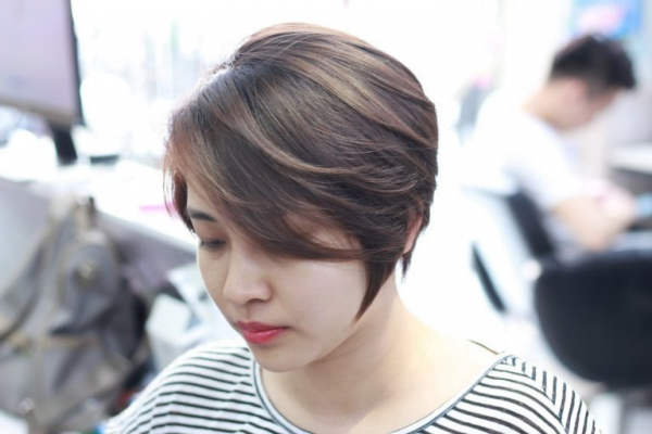 Kiểu tóc ngắn ngang gáy.