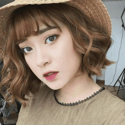 Kiểu tóc ngắn uốn lượn.