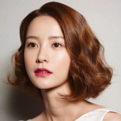 Kiểu tóc ngắn uốn nhẹ phong cách cá tính.