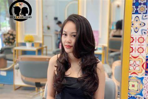 Massage da đầu và tóc để tạo mái tóc xoăn bồng bềnh.