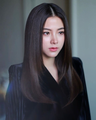 Tóc ngang vai tỉa layer rẽ ngôi 50