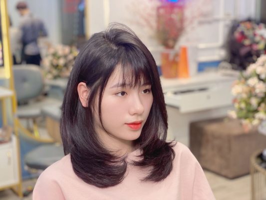 Tóc ngang vai xoăn nhẹ nhàng tạo nên diện mạo thanh thoát