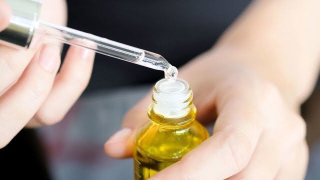 Cách chăm sóc tóc tẩy nhuộm bằng dầu ô liu