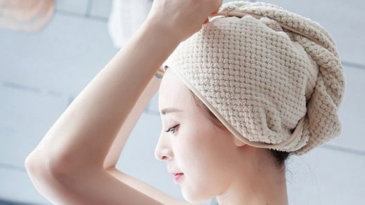 lau tóc với khăn khô