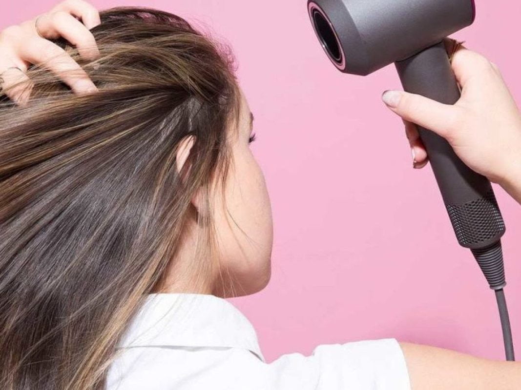 sấy tóc với khoáng cách tới da đầu phù hợp